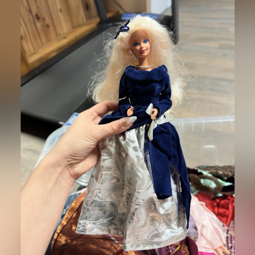 Avon Winter Velvet Barbie Doll 1995 Mattel 15571 Exclusive Special Edition